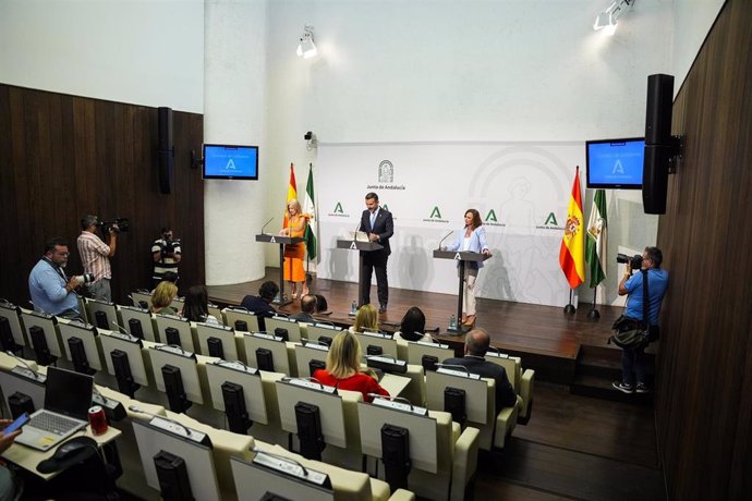 El consejero de Sostenibilidad, Medio Ambiente, Agricultura, Agua, Desarrollo Rural Economía Azul de la Junta de Andalucía y portavoz del gobierno, Ramón Fernández-Pacheco, (2d) junto a la consejera de Desarrollo Educativo y Formación Profesional de la Ju