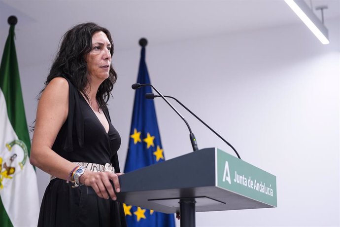 La consejera de Inclusión Social, Juventud, Familias e Igualdad de la Junta de Andalucía, Loles López, en rueda de prensa. (Foto de archivo).