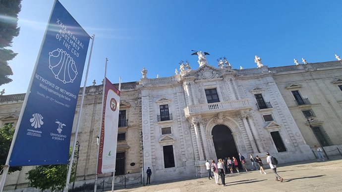 Archivo - Entrada principal de la Fábrica de Tabacos, sede de la Universidad de Sevilla.