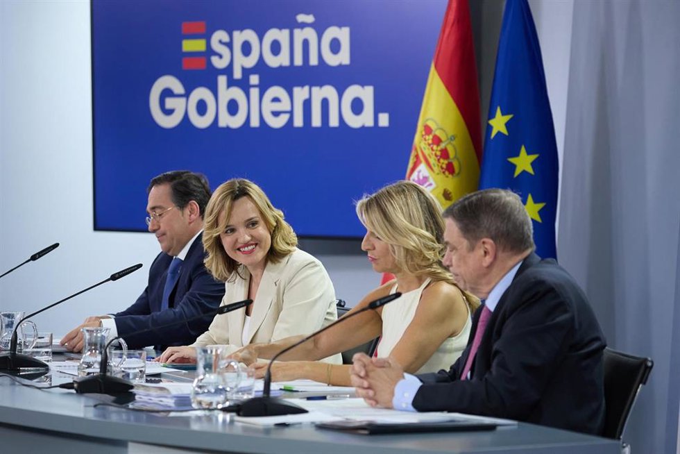 (I-D) El ministro de Asuntos Exteriores, Unión Europea y Cooperación, José Manuel Albares; la ministra portavoz, Pilar Alegría; la vicepresidenta segunda y ministra de Trabajo y Economía Social, Yolanda Díaz, y el ministro de Agricultura, Pesca y Alimen