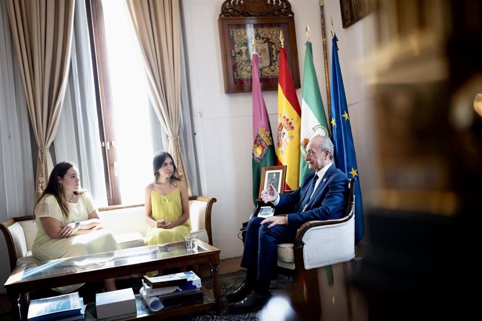 El alcalde de Málaga, Francisco de la Torre, junto a la concejala delegada de Juventud, Mercedes Martín, ha recibido este martes en el Ayuntamiento a Marina García de Herrera Cortés
