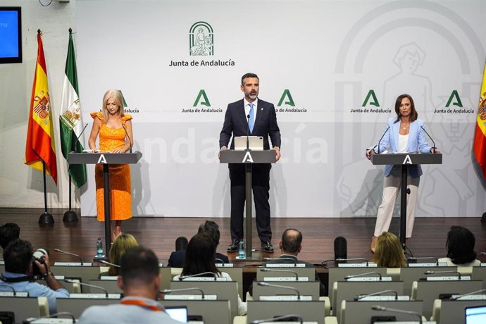 Ramón Fernández-Pacheco junto a Patricia del Pozo y Rocío Díaz en la rueda de prensa posterior al Consejo de Gobierno.