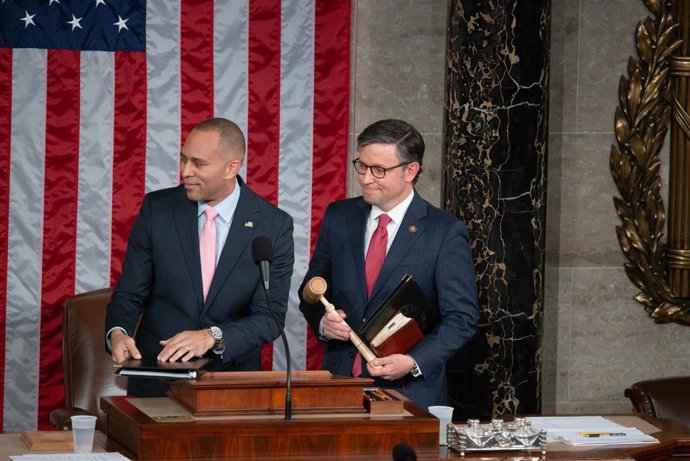 Archivo - El presidente de la Cámara de Representantes de Estados Unidos, el republicano Mike Johnson (D), junto al líder de la minoría demócrata, Hakeem Jeffries