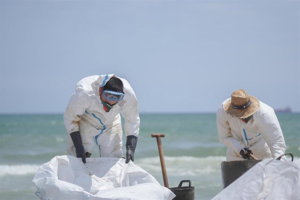 Labores de limpieza en la playa del Saler por el vertido, a 17 de julio de 2024, en Valencia.