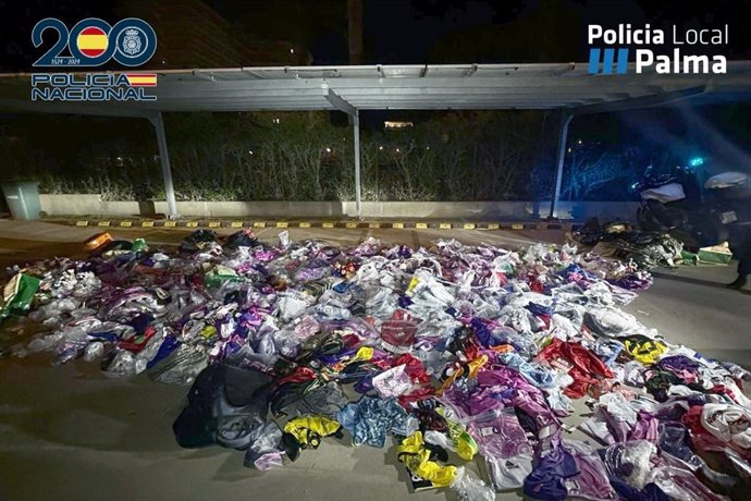 Artículos intervenidos en el operativo conjunto en Playa de Palma.