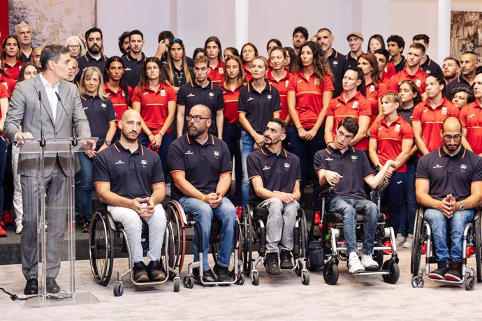 El presidente del Gobierno, Pedro Sánchez, interviene durante el acto en el que recibe a los equipos participantes en los Juegos Olímpicos y Paralímpicos de París 2024, en el Complejo de la Moncloa, a 23 de julio de 2024, en Madrid (España). La Delegación