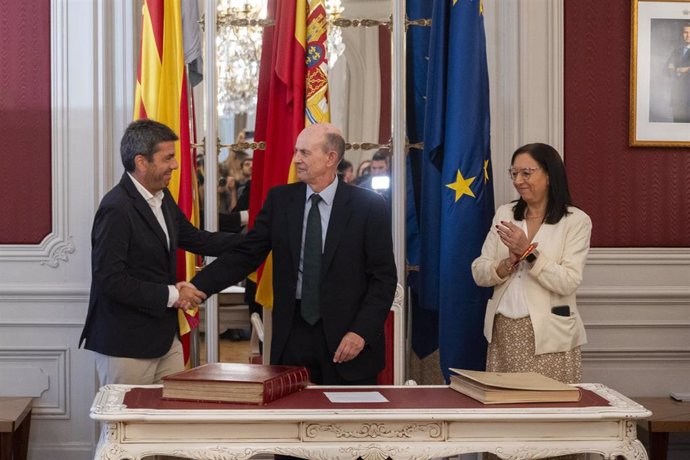 El nuevo director de la Agencia de Prevención y Lucha contra el Fraude y la Corrupción de la Comunitat Valenciana, Eduardo Beut(c), toma posesión junto al president de la Generalitat, Carlos Mazón (i), y la presidenta de Les Corts, Llanos Massó (d)