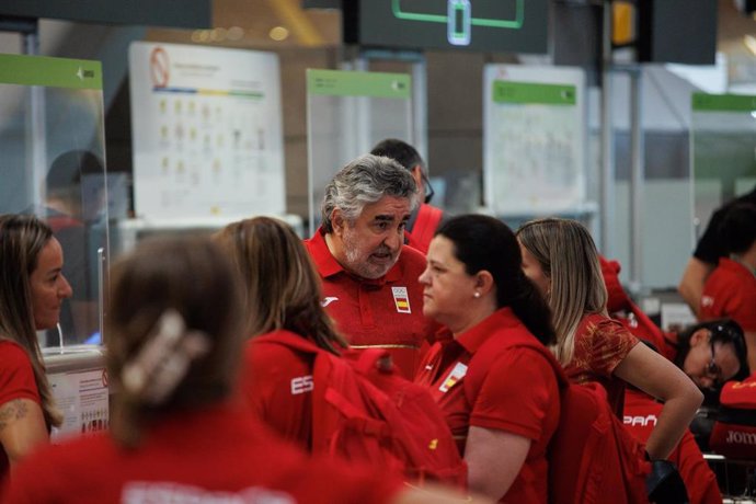 El presidente del Consejo Superior de Deportes (CSD), José Manuel Rodríguez Uribes, en la T4 del Aeropuerto Adolfo Suárez Madrid-Barajas