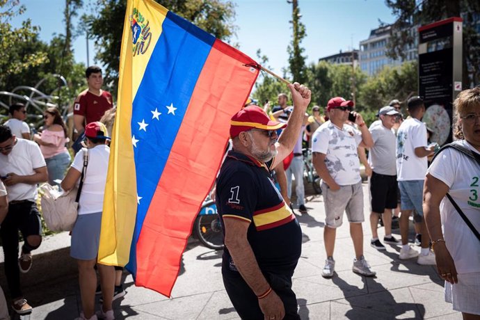 Varias personas durante la manifestación por la movilización de la esperanza a la caravana de la libertad en las próximas elecciones de Venezuela, en la Plaza de España, a 21 de julio de 2024