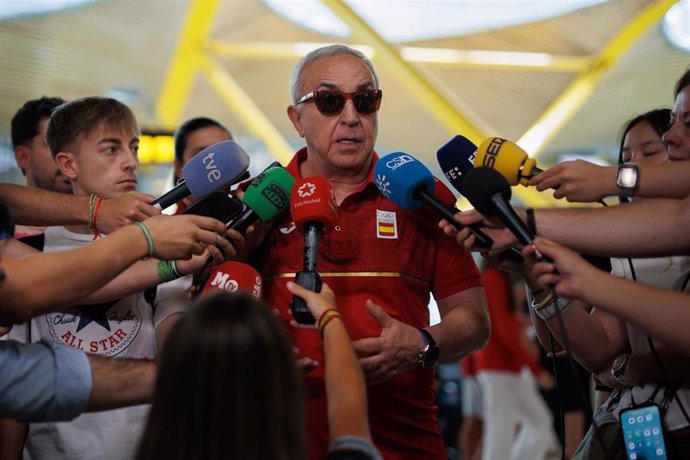 El presidente del Comité Olímpico Español, Alejandro Blanco, atiende a los medios, en la T4 del Aeropuerto Adolfo Suárez Madrid-Barajas, a 23 de julio de 2024, en Madrid (España), antes de volar a París para asistir a los Juegos Olímpicos