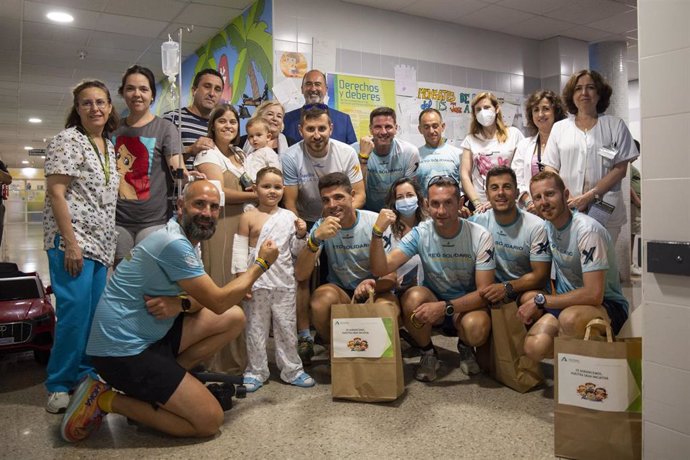 Los corredores de la 'Vuelta a Andalucía por la sonrisa infantil' en el Hospital Juan Ramón Jiménez de Huelva.