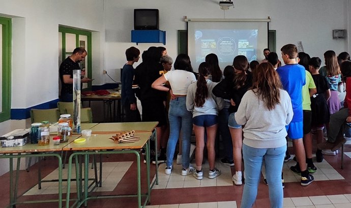 Alumnos en el programa piloto de Educación Ambiental de CEI·Mar y Diputación.