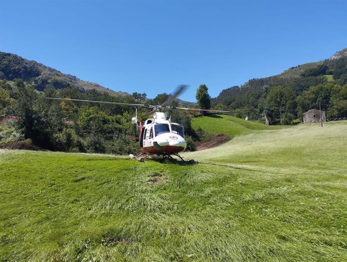 El helicóptero rescata a dos senderistas