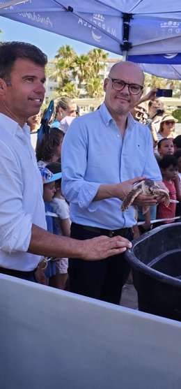 El delegado territorial de Sostenibilidad, Medio Ambiente y Economía Azul, José Antonio Víquez, en la suelta en Marbella a 49 tortugas boba recuperadas en el Cegma de Algeciras