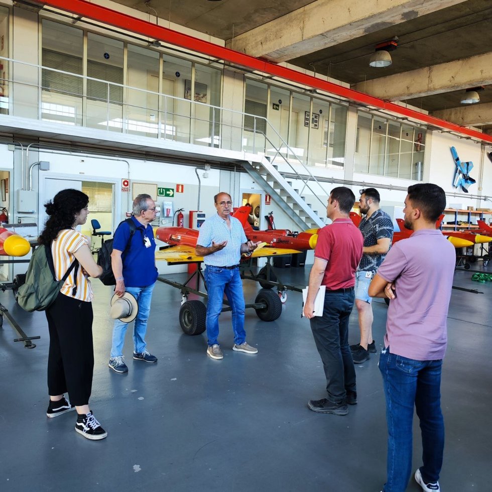 Alumnos de la Universidad de Huelva en su visita al INTA.
