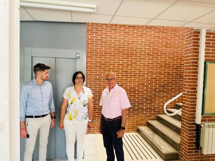 Visita de la delegada de Desarrollo Educativo y Formación Profesional al CEIP Lucena Rivas de Lanjarón (Granada)