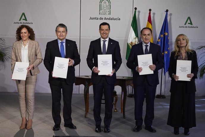 Archivo - El presidente de la Junta de Andalucía, Juanma Moreno, (3d) junto a el consejero de Presidencia, Interior y Diálogo Social de la Junta de Andalucía, Antonio Sanz, (2i) presiden la foto de familia con la secretaria general de UGT en Andalucía, Ca