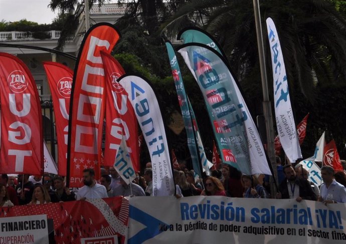 Archivo - Banderas de CCOO, UGT y FINE