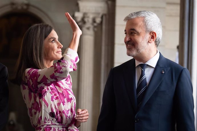 La Reina Letizia y el alcalde de Barcelona, Jaume Collboni, saludan a su llegada a una reunión anual de directores del Instituto Cervantes, en el Ayuntamiento de Barcelona, a 23 de julio de 2024, en Barcelona