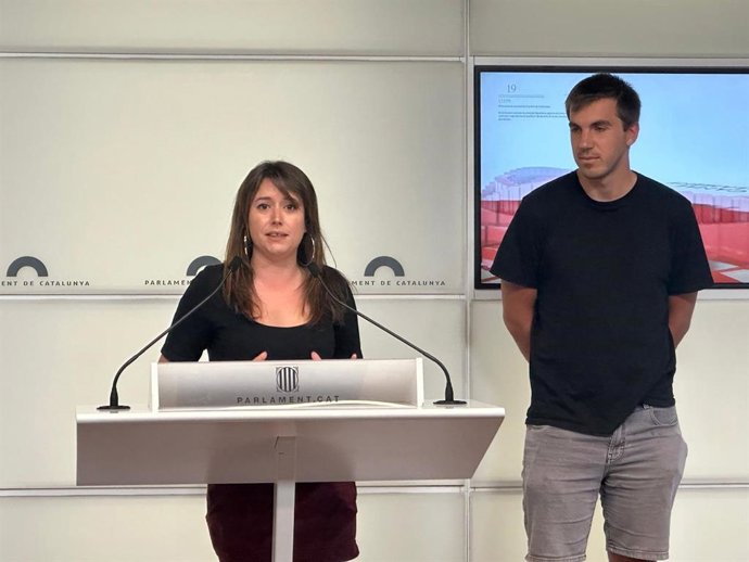 La diputada de la CUP en el Parlament Laure Vega con el portavoz del partido en Barcelona, Adrià Catasús