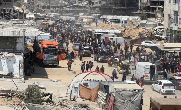 July 22, 2024, Khan Yunis, Gaza Strip, Palestinian Territory: Palestinians flee the eastern part of Khan Younis as they make their way after they were ordered by Israeli army to evacuate their neighborhoods, amid Israel-Hamas conflict, in Khan Younis in t