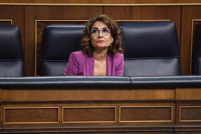 La vicepresidenta primera y ministra de Hacienda, María Jesús Montero, durante una sesión plenaria extraordinaria, en el Congreso de los Diputados, a 23 de julio de 2024, en Madrid (España). El Pleno del Congreso elige hoy, 23 de julio, a los diez nuevos 