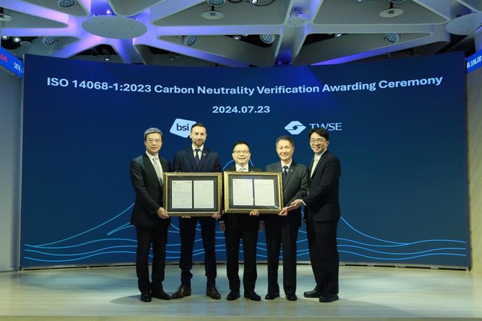 Taiwan Stock Exchange has become the first exchange in the Asia-Pacific region to receive the ISO 14068-1 carbon neutrality verification issued by BSI. From left to right: Peter Pu, Managing Director of BSI NE Asia Region, Harold Pradal, President of Assu