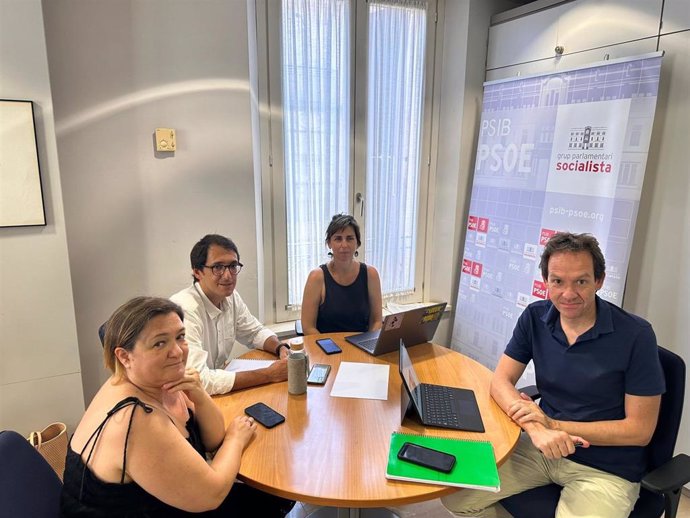 Los diputados del PSIB-PSOE Iago Negueruela, Marc Pons y Mercedes Garrido se reúnen con la portavoz del GOB Mallorca, Margalida Ramis