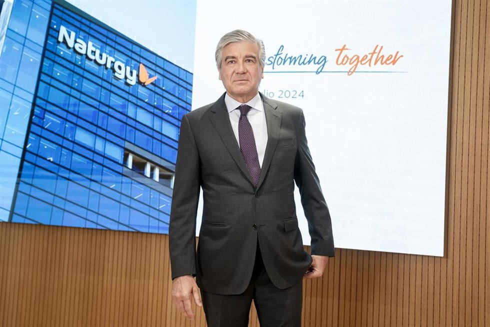 El presidente de Naturgy, Francisco Reynés, posa a su llegada a una rueda de prensa para presentar los resultados del primer semestre del año de la compañía, a 23 de julio de 2024, en Madrid (España). Naturgy obtuvo un beneficio neto de 1.043 millones d