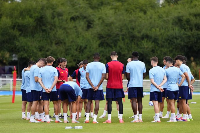 Los jugadores de la selección española olímpica masculina de fútbol durante un entrenamiento en París.