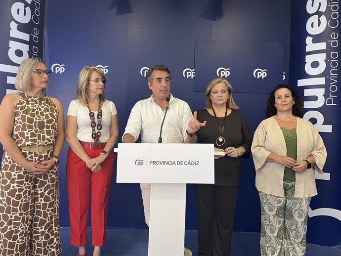 Antonio Saldaña junto a las parlamentarias andaluzas del PP en rueda de prensa.