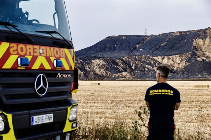 Un Bombero trabaja en la zona quemada durante un incendio forestal, en el Cerro del Viso, a 26 de junio de 2024, en Alcalá de Henares, Madrid (España).   