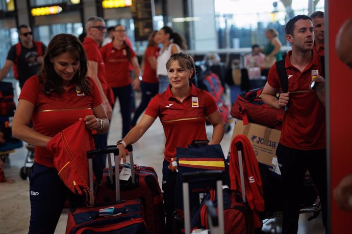 Miembros de la Delegación Olímpica de España factura su equipamiento, en la T4 del Aeropuerto Adolfo Suárez Madrid-Barajas, a 23 de julio de 2024, en Madrid (España). L