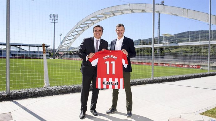 Vicepresidente de la Comisión Europea, Margaritis Schinas, y el presidente del Athletic Club de Bilbao, Jon Uriarte.