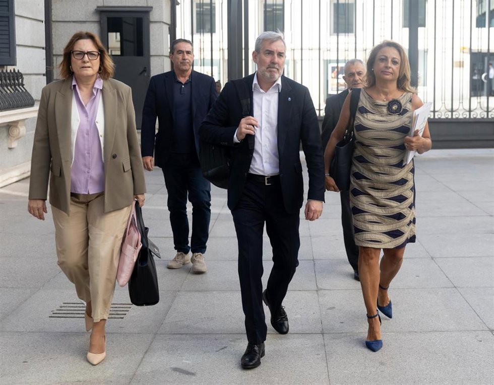 (I-D) La consejera de Bienestar Social, Igualdad, Juventud, Infancia y Familias, Candelaria Delgado; el presidente del Gobierno de Canarias, Fernando Clavijo y la diputada de Coalición Canaria Cristina Valido