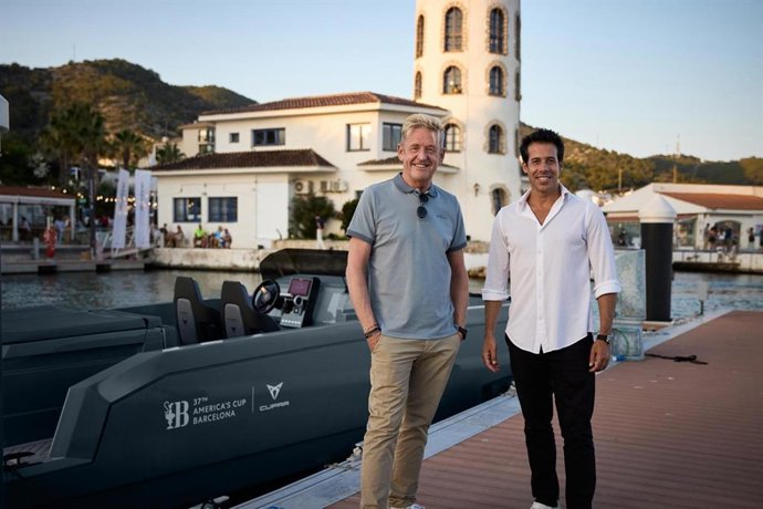 El ceo de Cupra, Wayne Griffiths, y el cofundador de De Antonio Yacht Marc de Antonio, junto al E23 Terramar