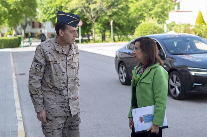 Archivo - El Comandante del Mando de Operaciones, el Teniente General Francisco Braco, recibe a la ministra de Defensa, Margarita Robles, a su llegada a su visita a las instalaciones del Mando de Operaciones del Estado Mayor de la Defensa en la Base de ‘R