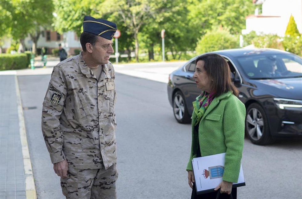 Archivo - El Comandante del Mando de Operaciones, el Teniente General Francisco Braco, recibe a la ministra de Defensa, Margarita Robles, a su llegada a su visita a las instalaciones del Mando de Operaciones del Estado Mayor de la Defensa en la Base de 