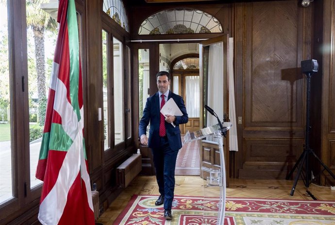 El Lehendakari, Imanol Pradales, a su llegada a realizar una valoración de la ronda de contactos con los partidos políticos, en el Palacio de Ajuria Enea, a 17 de julio de 2024, Vitoria-Gasteiz, Álava