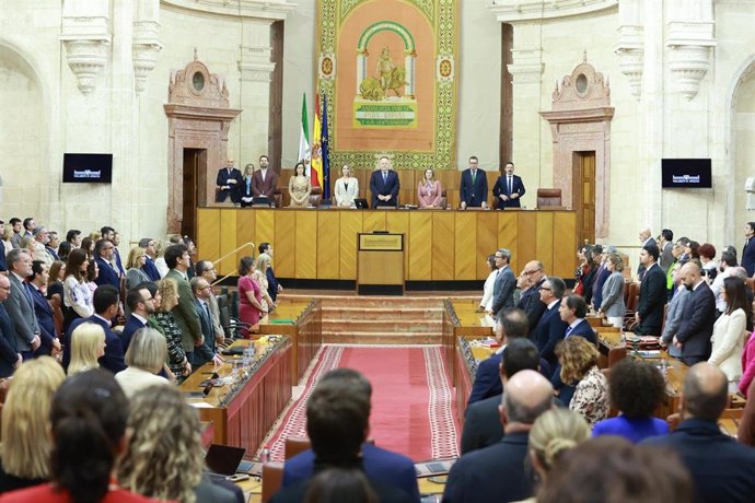 Archivo - El presidente de la Junta de Andalucía, Juanma Moreno (i), saluda al nieto de Blas Infante, Javier Delmás (d), antes del minuto de silencio en el Parlamento de Andalucía. A 10 de abril de 2024, en Sevilla (Andalucía, España). (Foto de archivo).