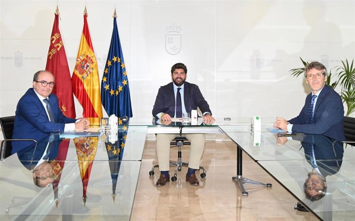 El presidente del Gobierno de la Región de Murcia, Fernando López Miras, se reunió hoy en San Esteban con Jorge Jiménez Molina, director general de Viewnext, empresa perteneciente al grupo IBM. En la reunión estuvo acompañado por el consejero Luis Alberto