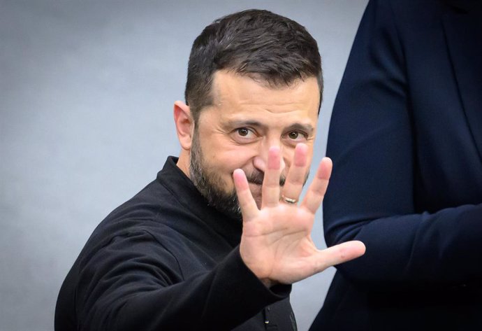 Archivo - 11 June 2024, Berlin: Ukraine's President Volodymyr Zelensky waves after delivering a speech at the German Parliament (Bundestag). Zelensky is in Berlin for the International Ukraine Reconstruction conference in Berlin. Photo: Bernd von Jutrczen