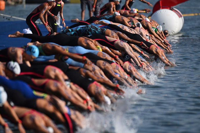 Archivo - 29 June 2022, Hungary, Budapest: Swimmers jump into the water of Lake Lupa at the start of the women's 10 km open water swimming during the World Aquatics Championships. Photo: Gian Mattia D'alberto/LaPresse via ZUMA Press/dpa