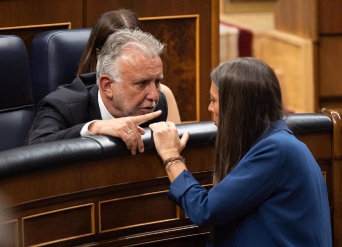 El ministro de Política Territorial y Memoria Democrática, Ángel Víctor Torres y la portavoz de Junts en el Congreso, Miriam Nogueras, durante una sesión plenaria extraordinaria, en el Congreso de los Diputados, a 23 de julio de 2024, en Madrid (España).