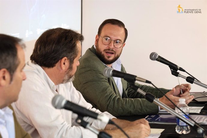 El delegado de Economía, Hacienda y Fondos Europeos de la Junta de Andalucía en Córdoba, Agustín López, durante la presentación.