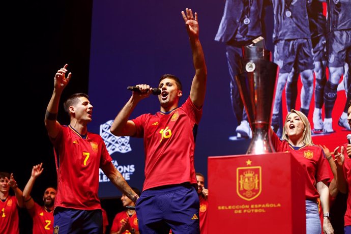 Archivo - Rodri Hernandez and Alvaro Morata attends during the celebration of Spain Team after winning the UEFA Nations League at Wizink Center pavilion on June 19, 2023, in Madrid, Spain.