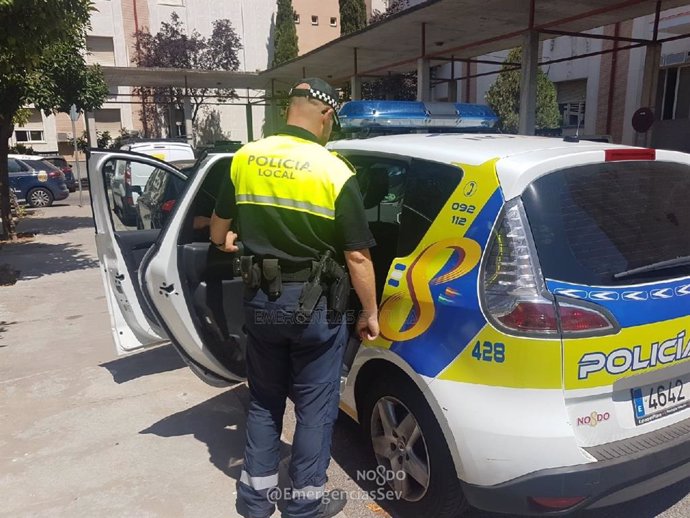 Archivo - Imagen de un agente de la Policía Local de Sevilla