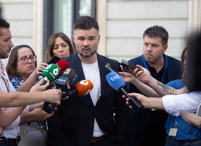 El portavoz de ERC en el Congreso, Gabriel Rufián, ofrece declaraciones a los medios a su salida de una sesión plenaria extraordinaria, en el Congreso de los Diputados, a 23 de julio de 2024, en Madrid (España). El Pleno del Congreso elige hoy, 23 de juli