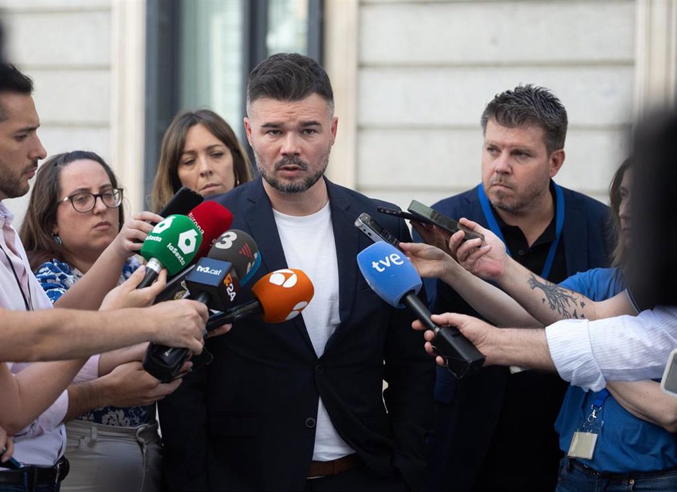 El portavoz de ERC en el Congreso, Gabriel Rufián, ofrece declaraciones a los medios a su salida de una sesión plenaria extraordinaria, en el Congreso de los Diputados, a 23 de julio de 2024, en Madrid (España). El Pleno del Congreso elige hoy, 23 de ju