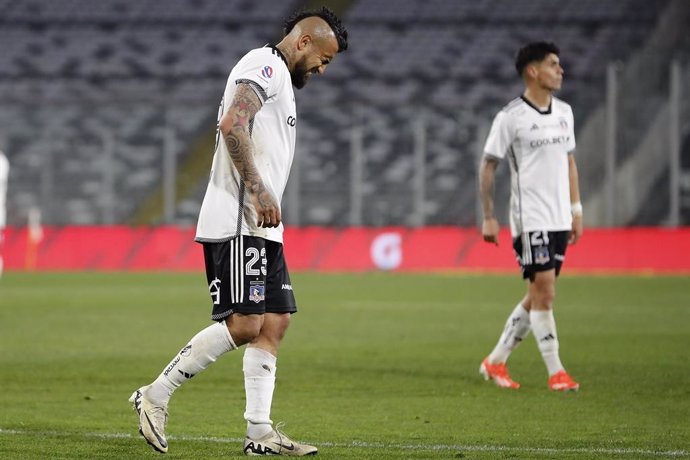 oFutbol, Colo Colo vs Union Espanola. Fecha 16, Campeonato Nacional 2024. El jugador de Colo Colo Arturo Vidal izquierda es fotografiado contra Union Espanola durante el partido de primera division disputado en el estadio Monumental en Santiago,